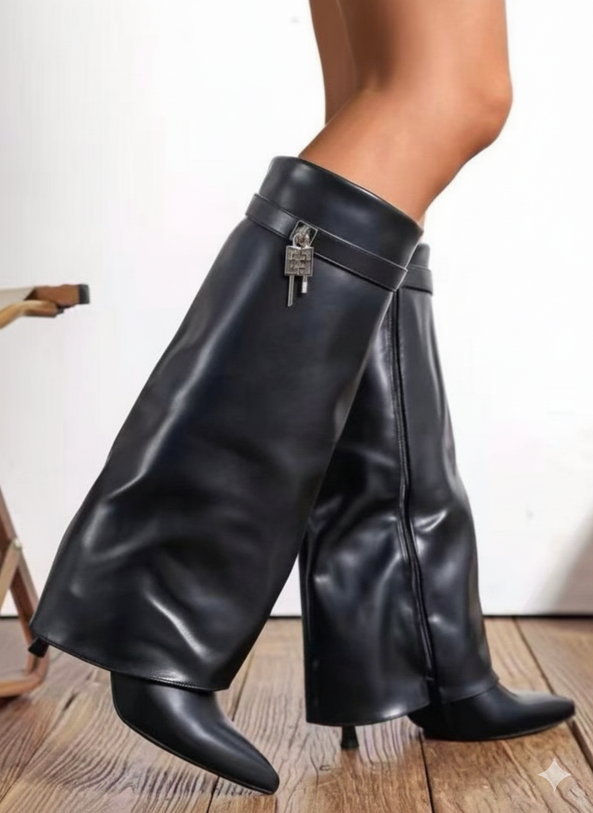 🔒 Vuoi stivali eleganti con un dettaglio che non passa inosservato?

Questi stivali neri con tacco a spillo e lucchetto argento sono pensati per chi vuole un look sexy e deciso.
Il tacco sottile da 8,5 cm slancia senza essere eccessivo, mentre il lucchetto metallico aggiunge un tocco strong e originale.
Perfetti per outfit da sera, shooting, live o semplicemente per sentirti più potente.

✨ Stivali con Tacco a Spillo + Lucchetto – Sexy, Grintosi, Iconici

Perché sono unici

Taglie disponibili: 36 / 37 / 38