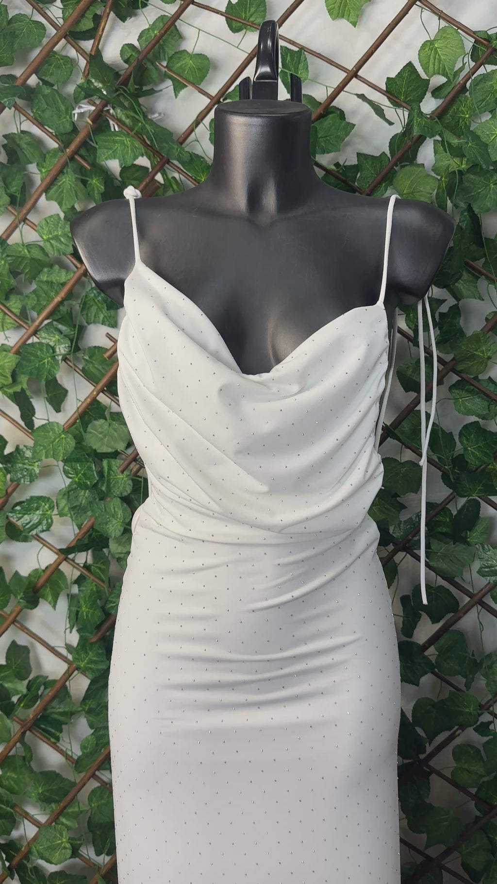 Vestito Lungo con Brillantini – Drappeggio Scollato & Vestibilità Aderente