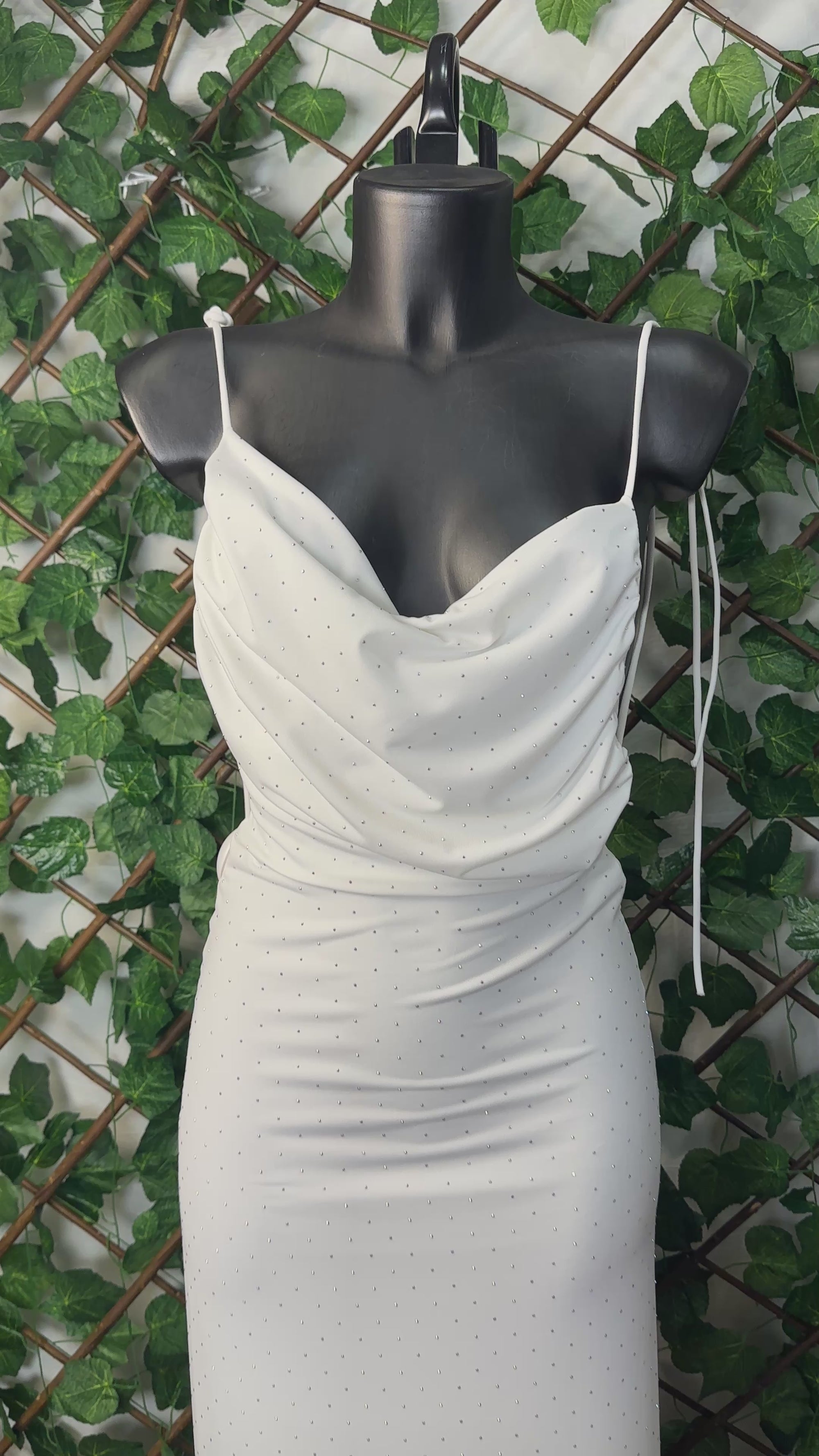 Vestito Lungo con Brillantini – Drappeggio Scollato & Vestibilità Aderente