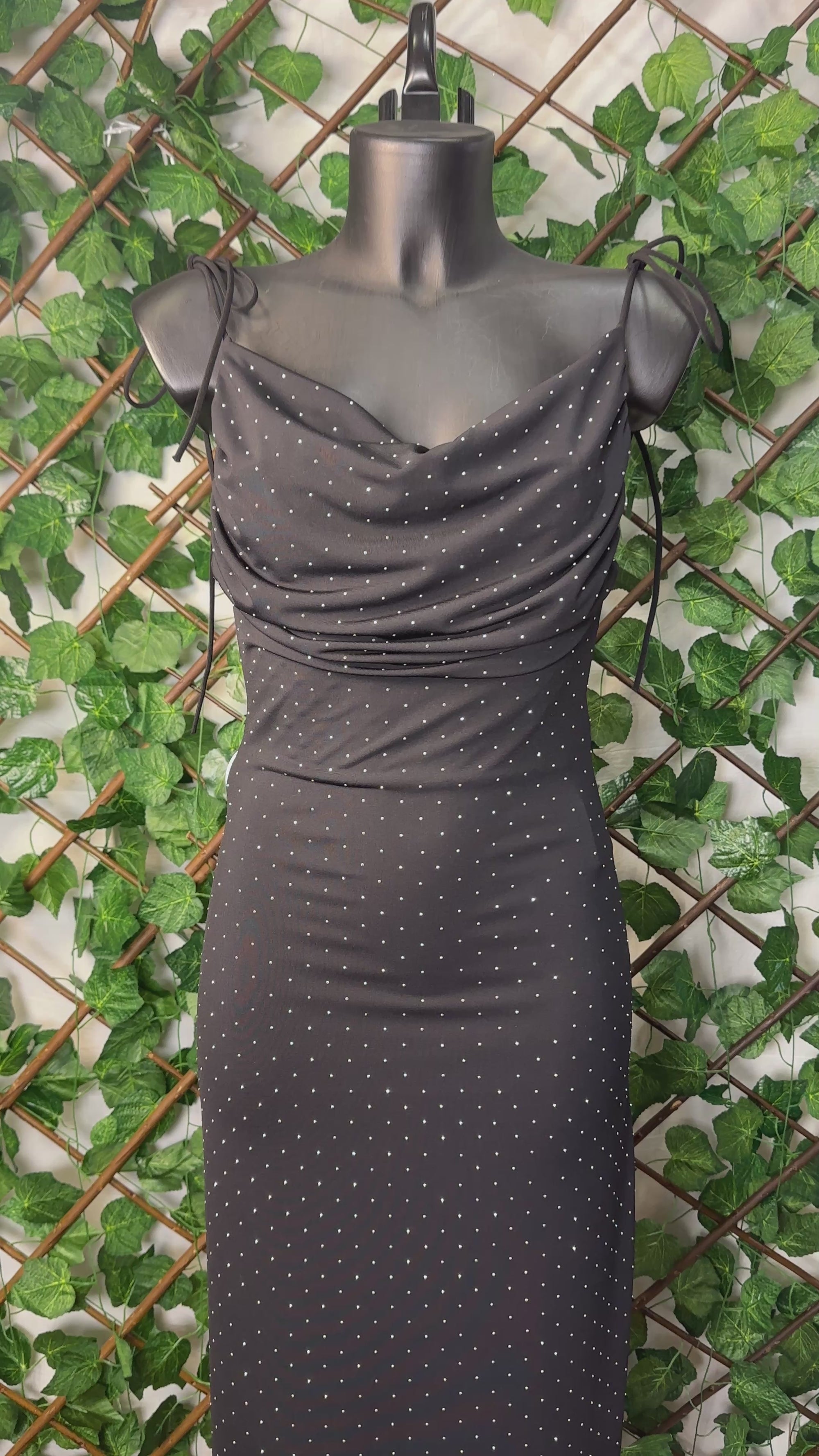 Vestito Lungo con Brillantini – Drappeggio Scollato & Vestibilità Aderente