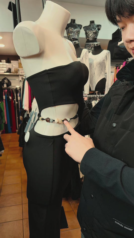 Abito Maxi "Stone & Cut-out" – Scollo a Fascia e Dettaglio Gioiello