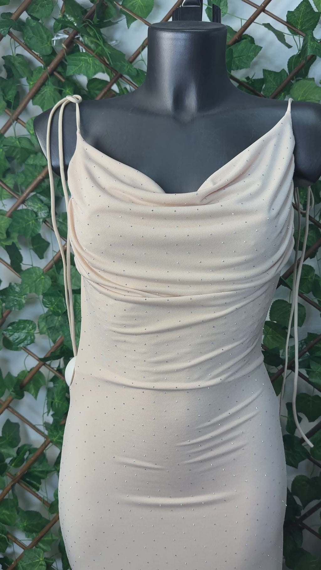 Vestito Lungo con Brillantini – Drappeggio Scollato & Vestibilità Aderente