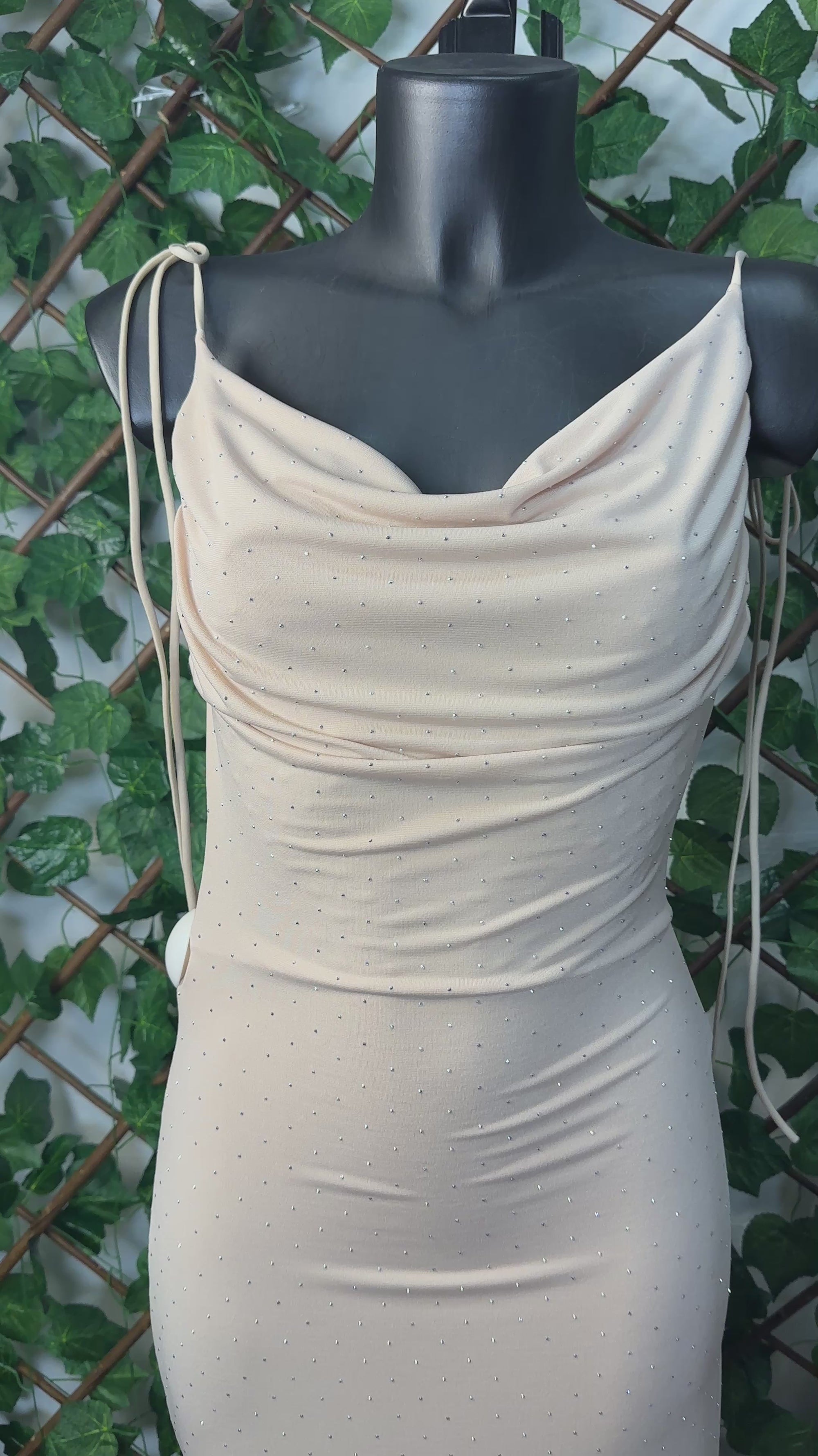 Vestito Lungo con Brillantini – Drappeggio Scollato & Vestibilità Aderente